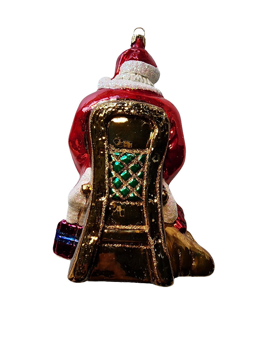 Santa Seated with Birdhouse (Z)